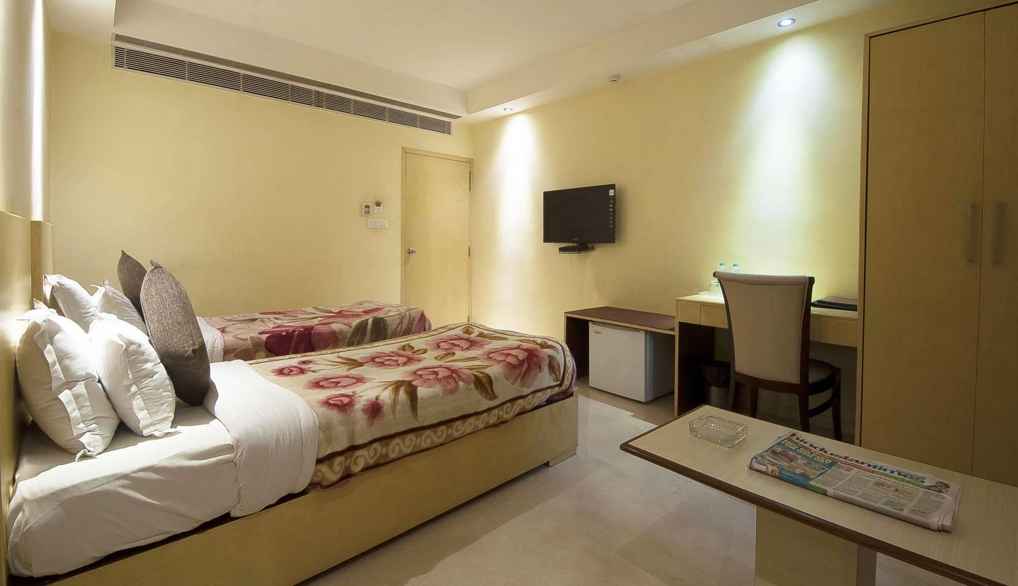 Mayur Hotel New Delhi Exteriör bild