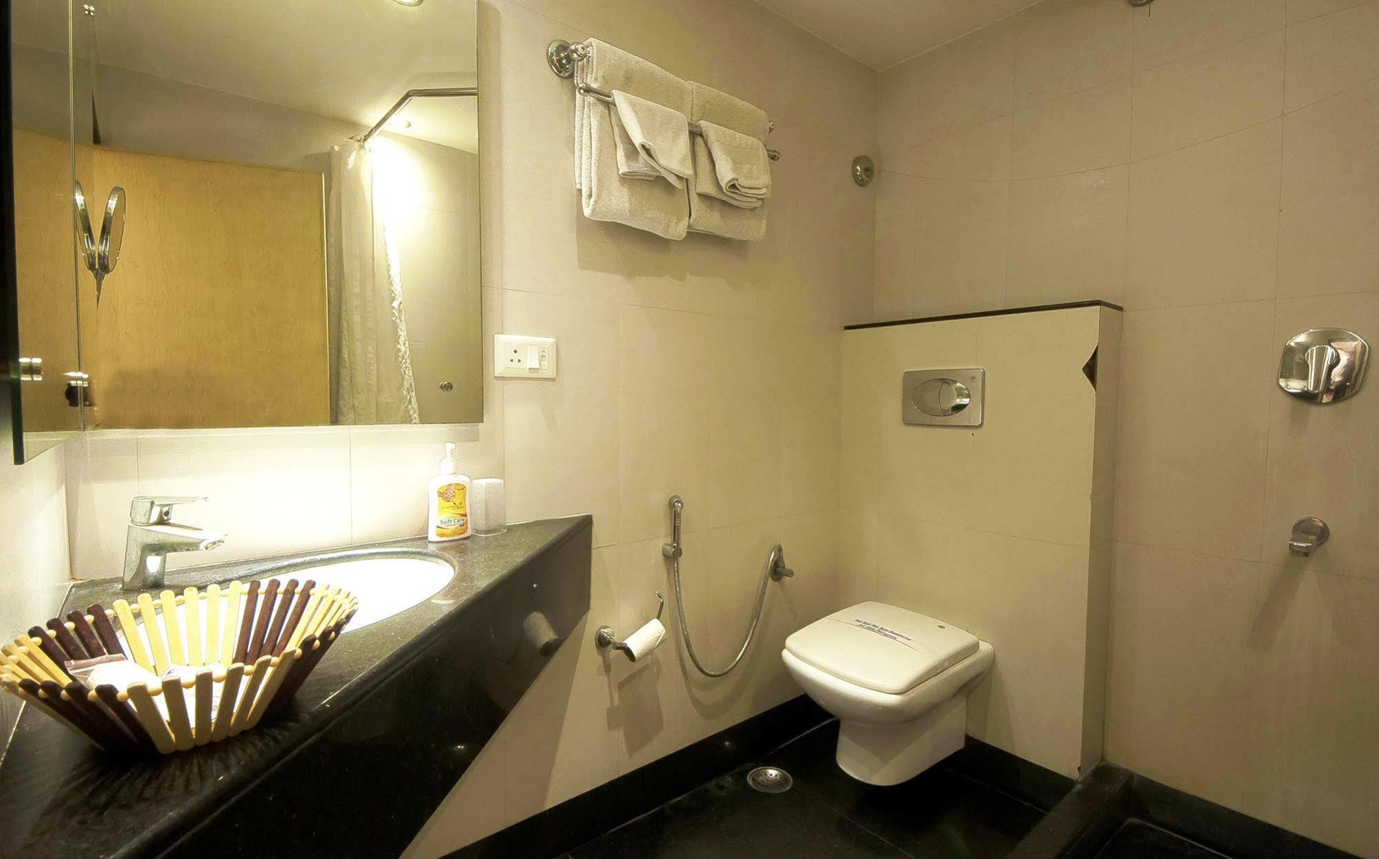 Mayur Hotel New Delhi Exteriör bild