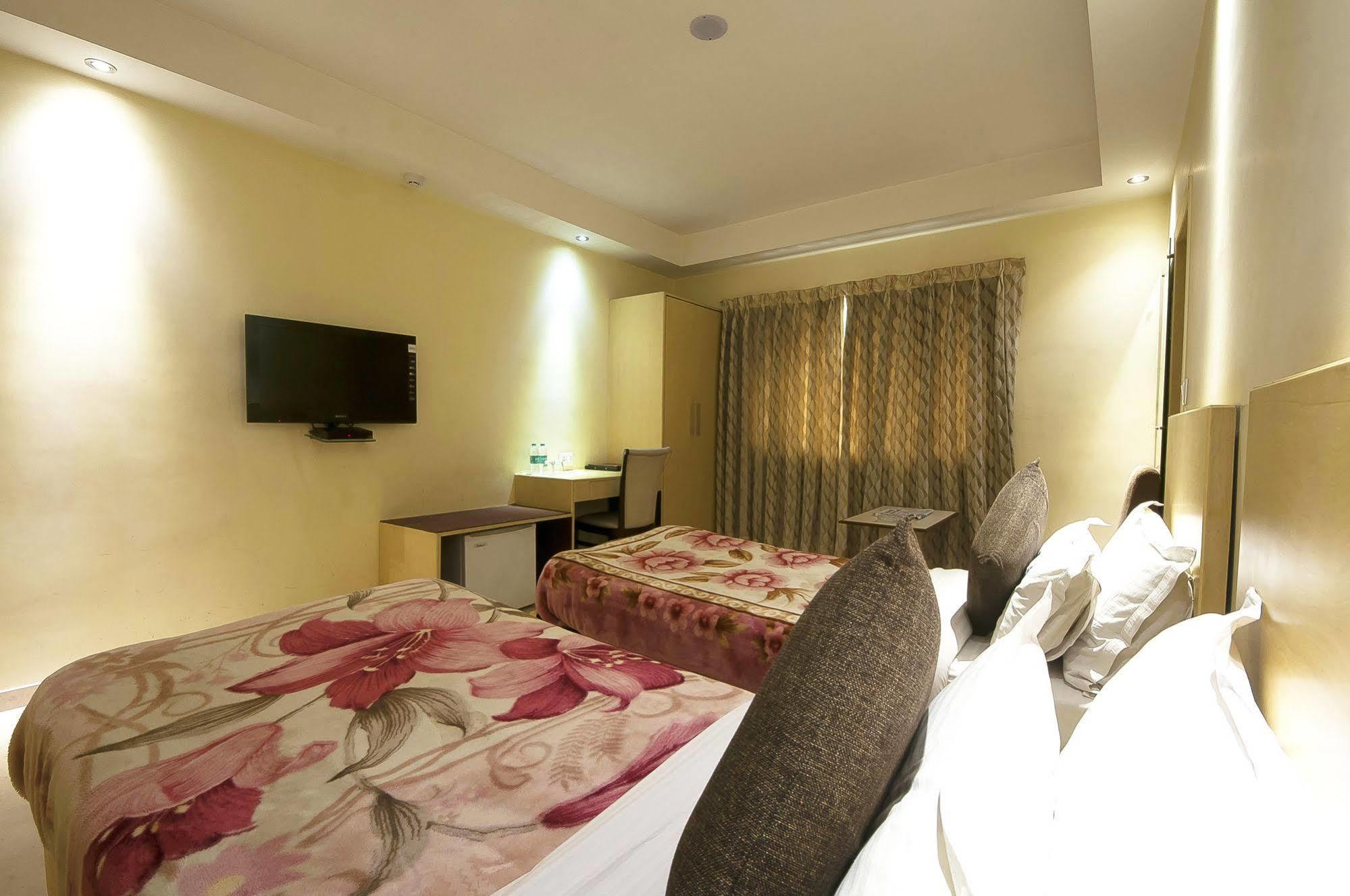 Mayur Hotel New Delhi Exteriör bild