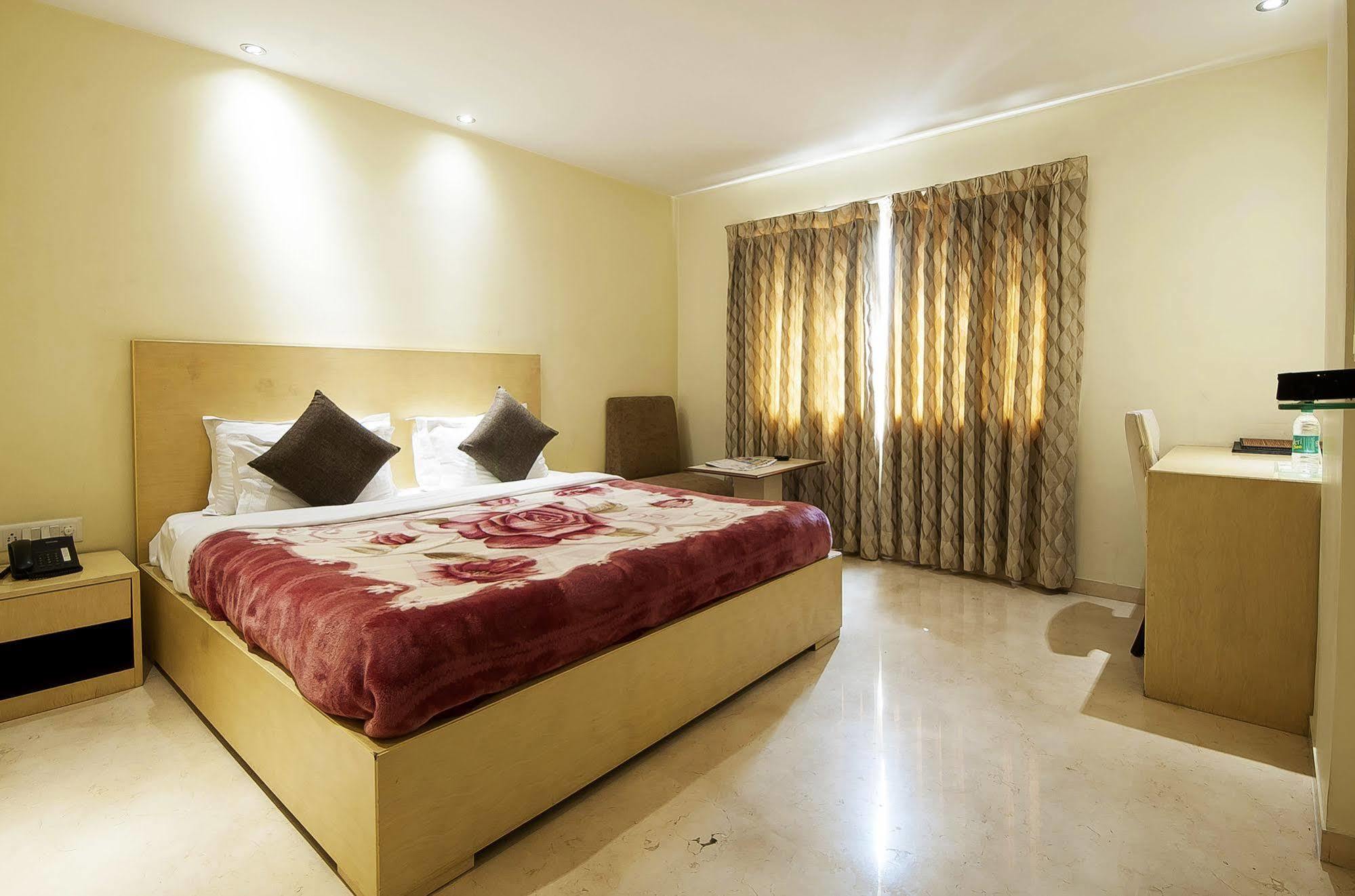 Mayur Hotel New Delhi Exteriör bild