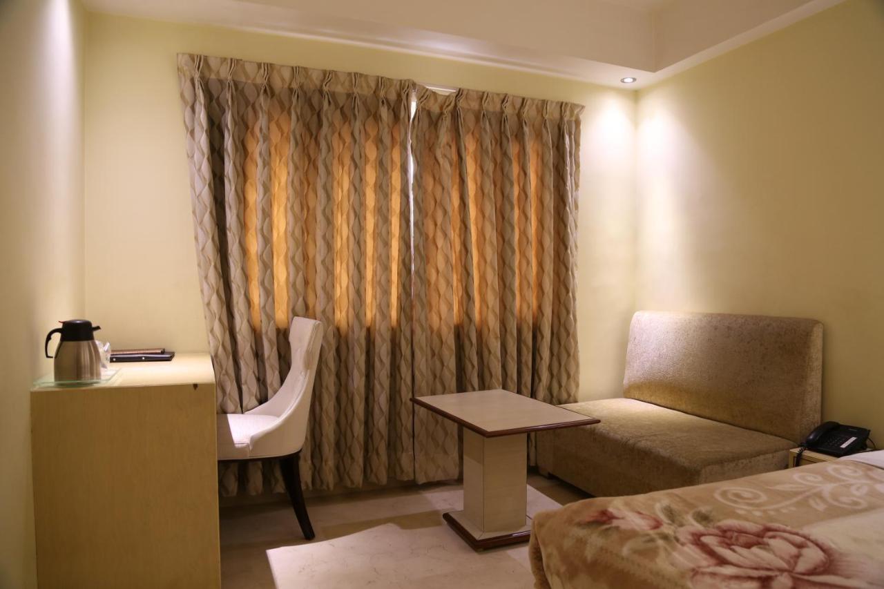 Mayur Hotel New Delhi Exteriör bild